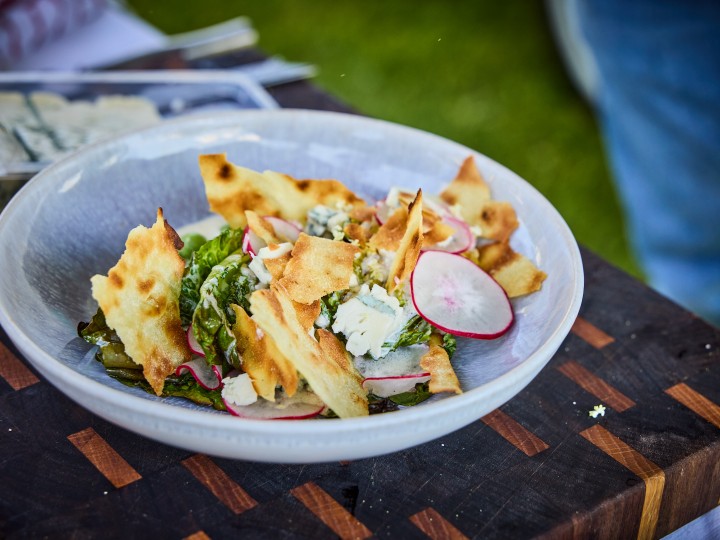 gegrillte Salatherzen mit Holunder-French- Dressing