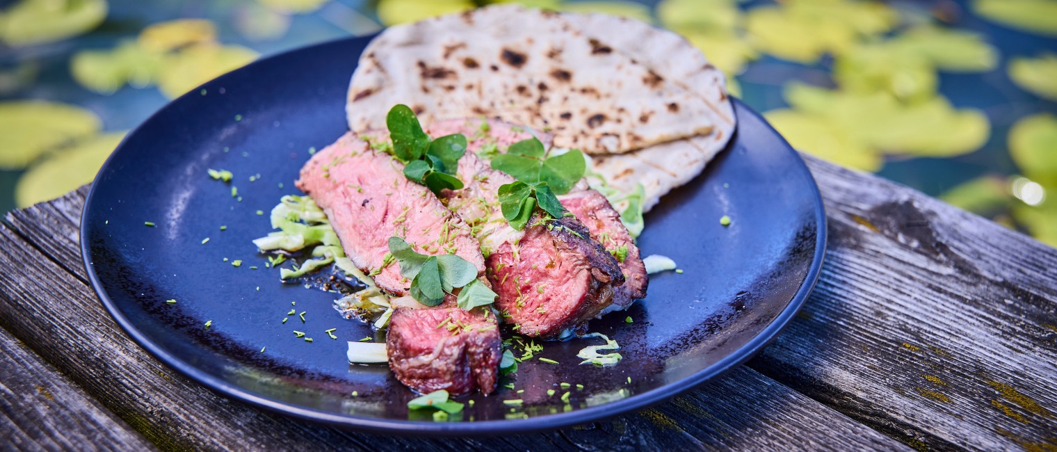 Gegrilltes Ribeye mit Tannenwipfel-Butter, Frühkraut & Fladen