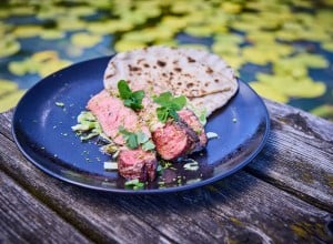 Gegrilltes Ribeye mit Tannenwipfel-Butter, Frühkraut & Fladen