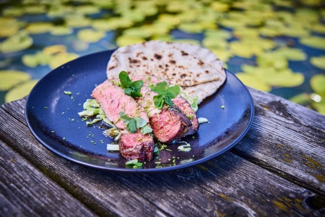 Gegrilltes Ribeye mit Tannenwipfel-Butter, Frühkraut & Fladen
