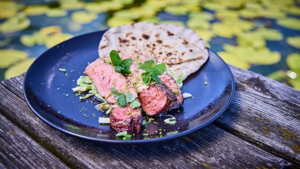 Gegrilltes Ribeye mit Tannenwipfel-Butter, Frühkraut & Fladen