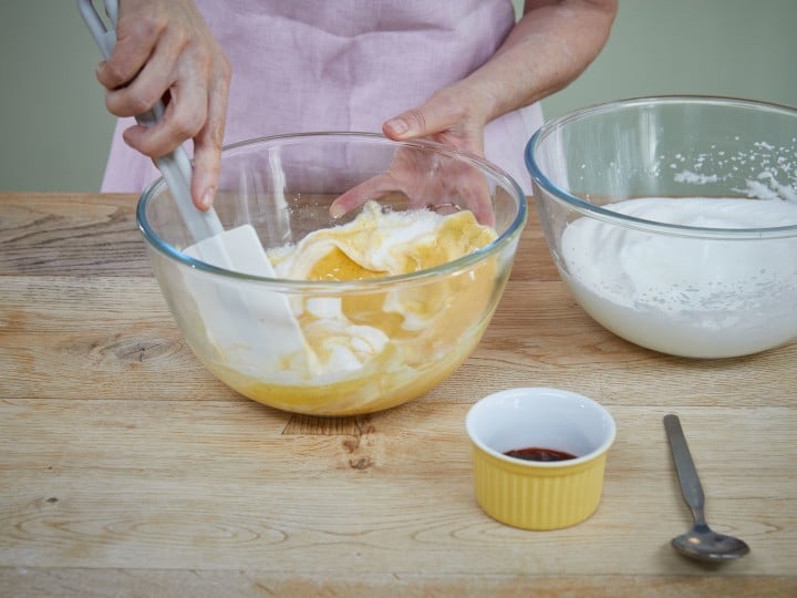 Der Eischnee wird in die Eidottermasse eingearbeitet