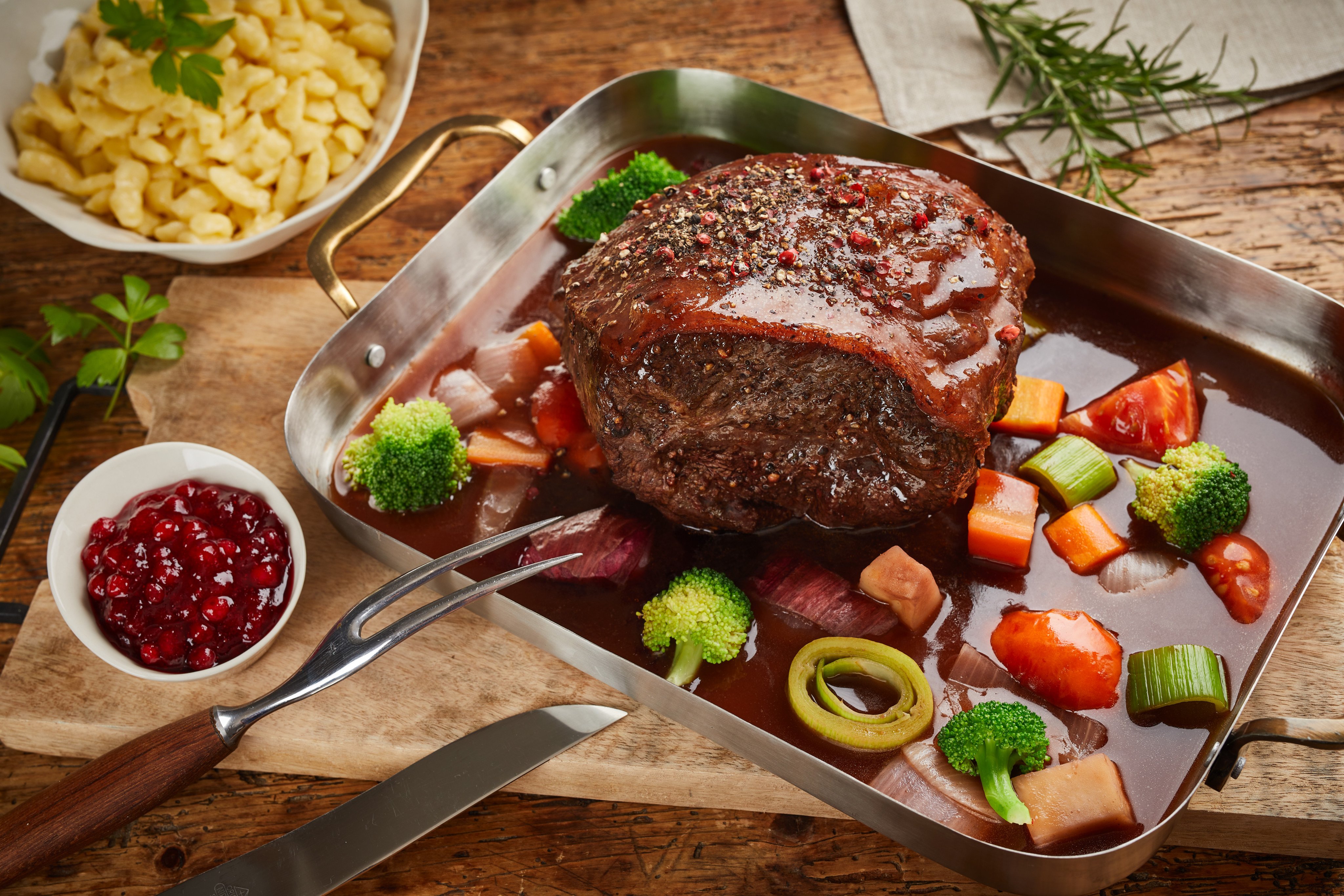 Geschmorter Rinderbraten mit Preiselbeeren, Broccoli und Bandnudeln