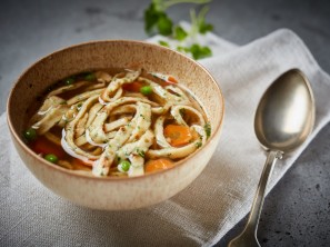 SPAR Mahlzeit Hühnersuppe mit Kräuterfrittaten