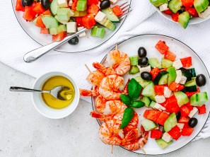 SPAR Mahlzeit Wassermelonen-Feta-Gurken-Salat-mit-Garnelenspieß