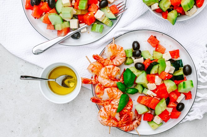 SPAR Mahlzeit Wassermelonen-Feta-Gurken-Salat-mit-Garnelenspieß