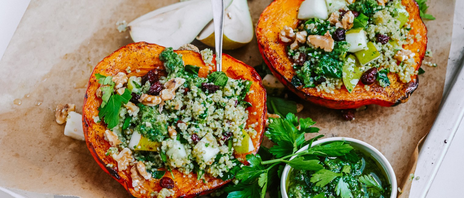 Gefüllter Kürbis mit Quinoa, Birne, Pesto & Cranberries