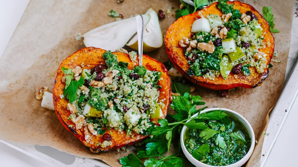 Gefüllter Kürbis mit Quinoa, Birne, Pesto & Cranberries