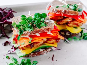 SPAR Mahlzeit Regenbogensandwich mit Sataytofu