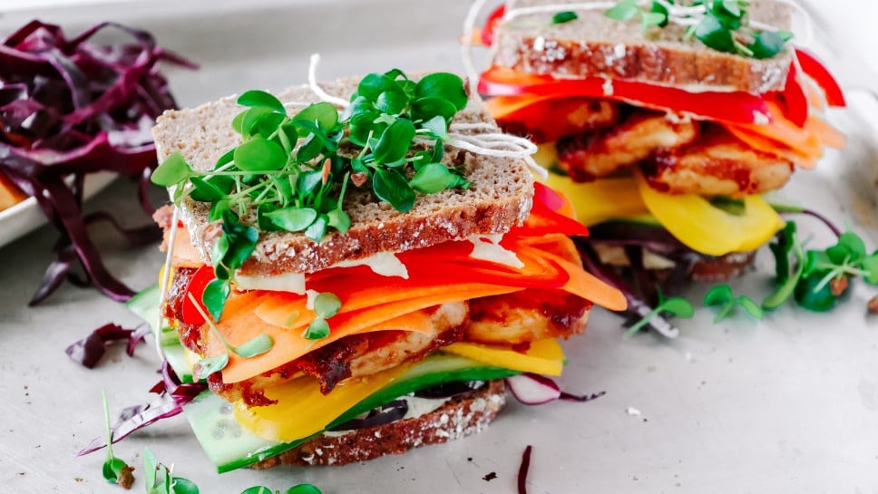 SPAR Mahlzeit Regenbogensandwich mit Sataytofu