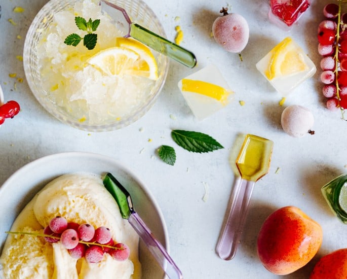gedeckter Tisch mit sommerlichen Rezepten