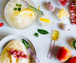 gedeckter Tisch mit sommerlichen Rezepten