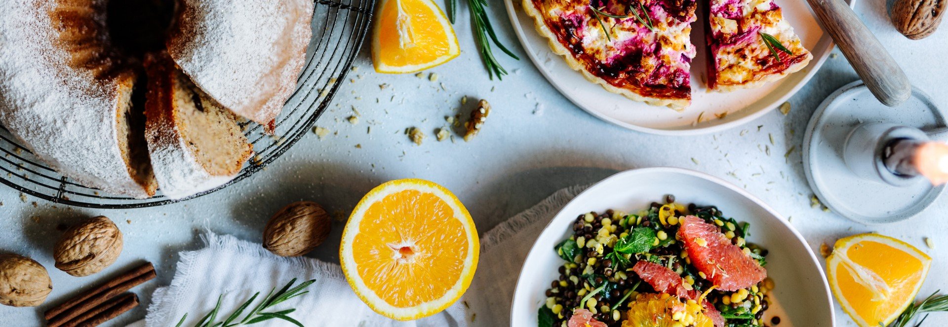 Ein gedeckter Tisch mit winterlichen Rezepten Ein gedeckter Tisch mit winterlichen Rezepten