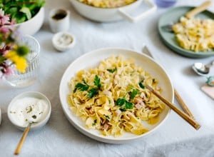Schinkenfleckerl mit Salat