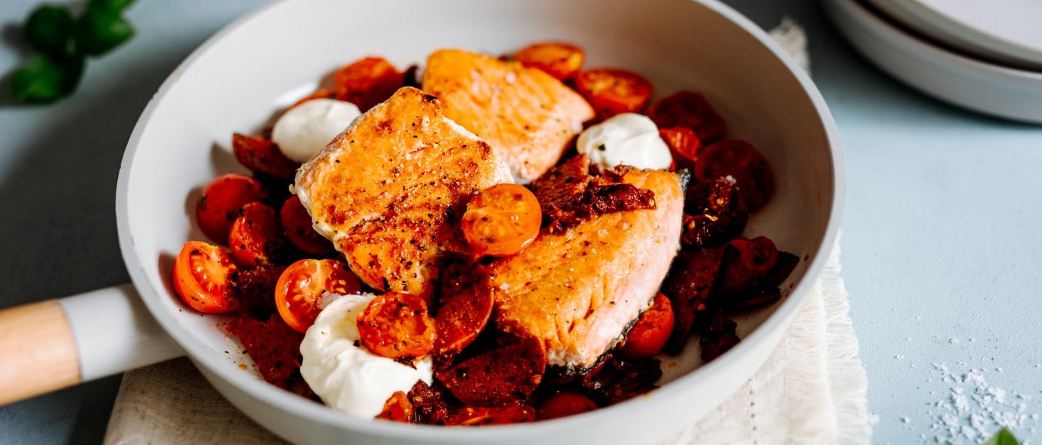 SPAR Mahlzeit Gebratener Lachs mit Salami und geschmorten Tomaten