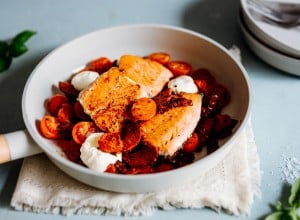 SPAR Mahlzeit Gebratener Lachs mit Salami und geschmorten Tomaten