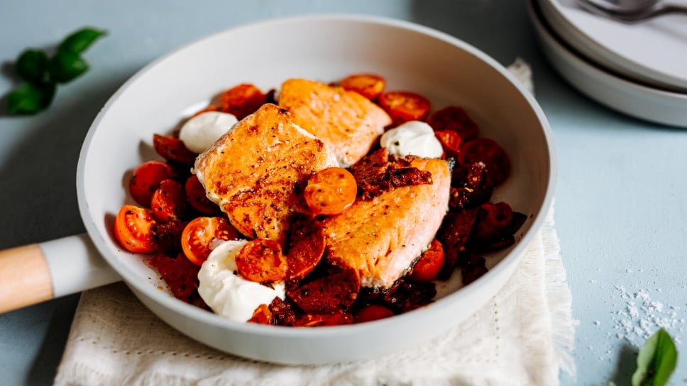 SPAR Mahlzeit Gebratener Lachs mit Salami und geschmorten Tomaten