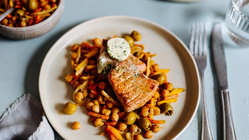 SPAR Mahlzeit Grill Steak vom Schwein mit Oliven, Kichererbsen, Julienne Gemüse und Kräuterbutter