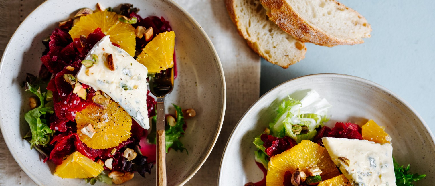 SPAR Mahlzeit Marinierte Rote Rüben mit Salat, Orangen, gerösteten Nüssen und Blauschimmelkäse