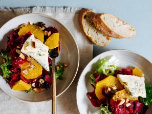 SPAR Mahlzeit Marinierte Rote Rüben mit Salat, Orangen, gerösteten Nüssen und Blauschimmelkäse
