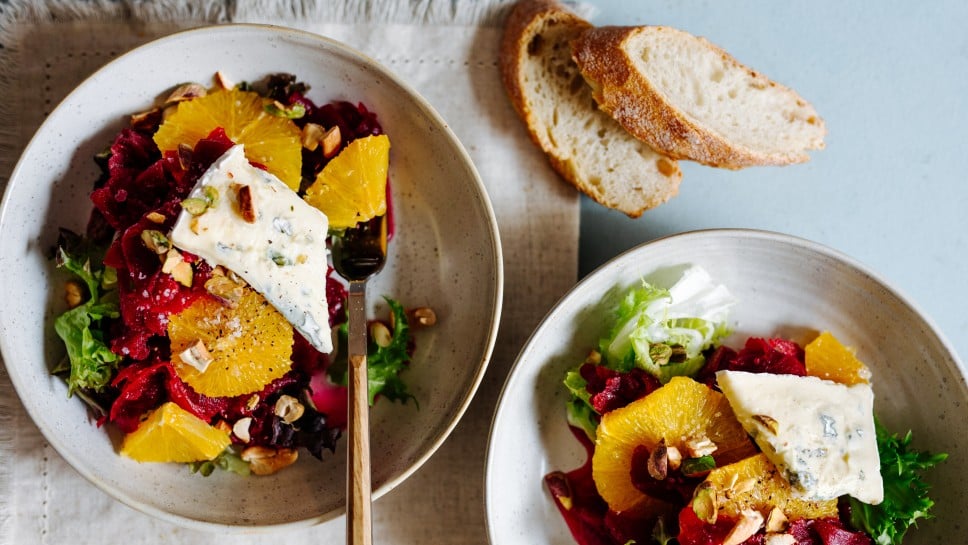 SPAR Mahlzeit Marinierte Rote Rüben mit Salat, Orangen, gerösteten Nüssen und Blauschimmelkäse