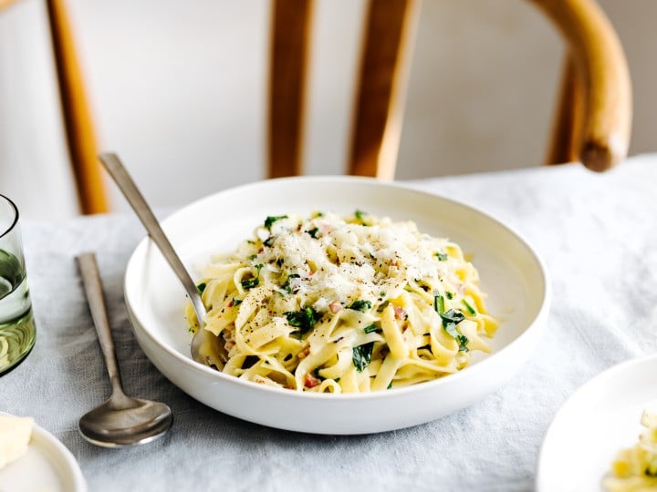 Deine Pasta soll Frühlingsgefühle auslösen? Dann probier unbedingt unsere Bärlauch-Carbonara! 🌿🍝

Jetzt abspeichern, nachkochen und genießen.


🍽️ Zutaten:
- 250 g Tagliatelle
- 1 Handvoll Bärlauch
- 150 g Speckwürfel
- 2 EL Olivenöl
- 150 ml Obers
- 3 Eier
- 80 g Pecorino
- Salz
- bunter Pfeffer aus der Mühle


🧑‍🍳 Zubereitung:
1. Die Nudeln in Salzwasser al dente kochen.
2. Bärlauch säubern, trocken schütteln und die Blätter in Streifen schneiden. 
3. Den Speck in einer heißen Pfanne im Öl knusprig braten. 
4. Obers einrühren und bei geringer Hitze einkochen lassen.
5. Eier trennen. 
6. Die Dotter mit geriebenem Pecorino verrühren.
7. Fertig gekochte Nudeln direkt mit einer Zange aus dem Wassertopf nehmen und unter das Obers ziehen. 
8. Käse-Dottermischung hinzugeben und einrühren.
9. Den Bärlauch darüberstreuen und leicht mischen. Mit Salz und Pfeffer abschmecken. 


#SPAR_Oesterreich #SPARMahlzeit #Bärlauch #SaisonaleKüche #Rezept