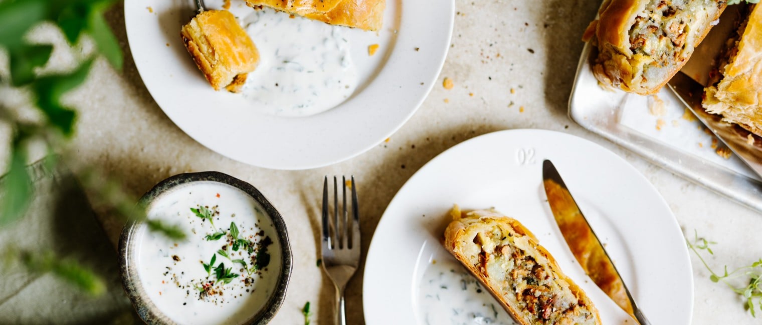 Eierschwammerl Strudel mit Jogurt Kräutersauce