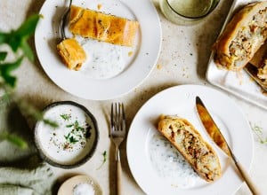 Eierschwammerl Strudel mit Jogurt Kräutersauce