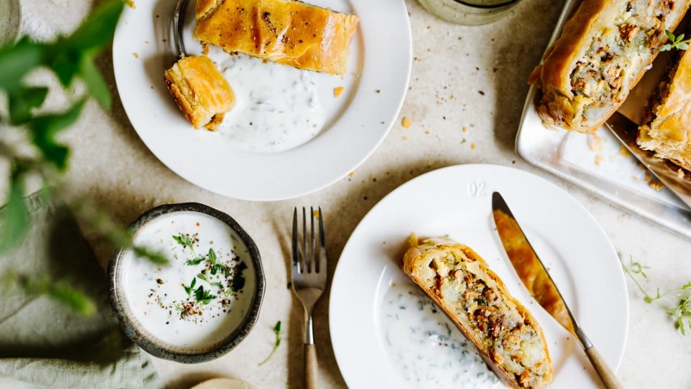 Eierschwammerl Strudel mit Jogurt Kräutersauce