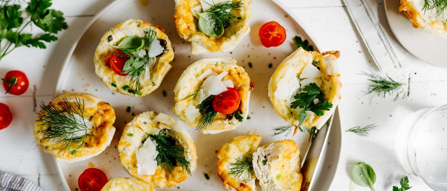 Kleine Blätterteig-Quiches mit Topfen-Kräuter-Füllung