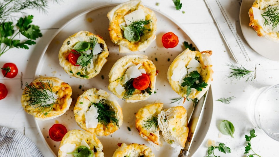 Kleine Blätterteig-Quiches mit Topfen-Kräuter-Füllung