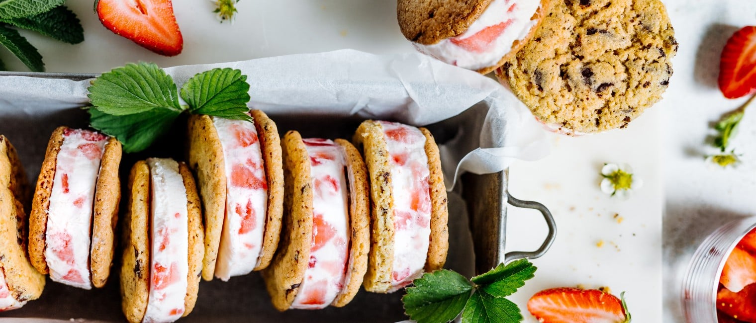  Sandwich Cookies mit Erdbeer-Jogurt Eis