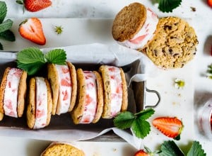  Sandwich Cookies mit Erdbeer-Jogurt Eis