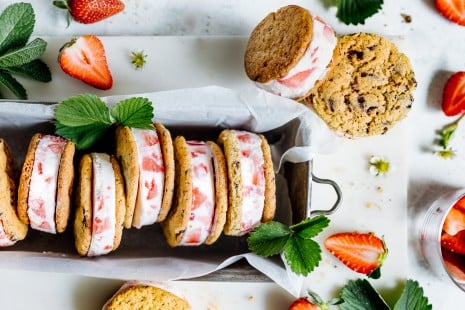  Sandwich Cookies mit Erdbeer-Jogurt Eis