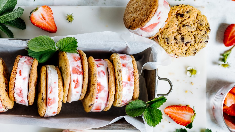Sandwich Cookies mit Erdbeer-Jogurt-Eis