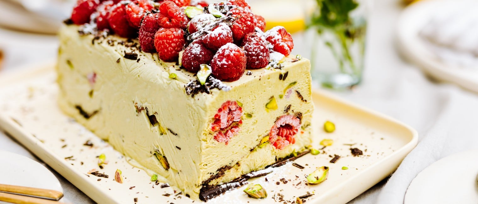 Pistazien-Himbeeren Semifreddo mit dunkler Schokolade 