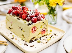 Pistazien-Himbeeren Semifreddo mit dunkler Schokolade 