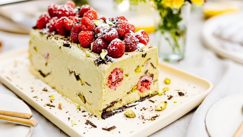 Pistazien-Himbeeren Semifreddo mit dunkler Schokolade 