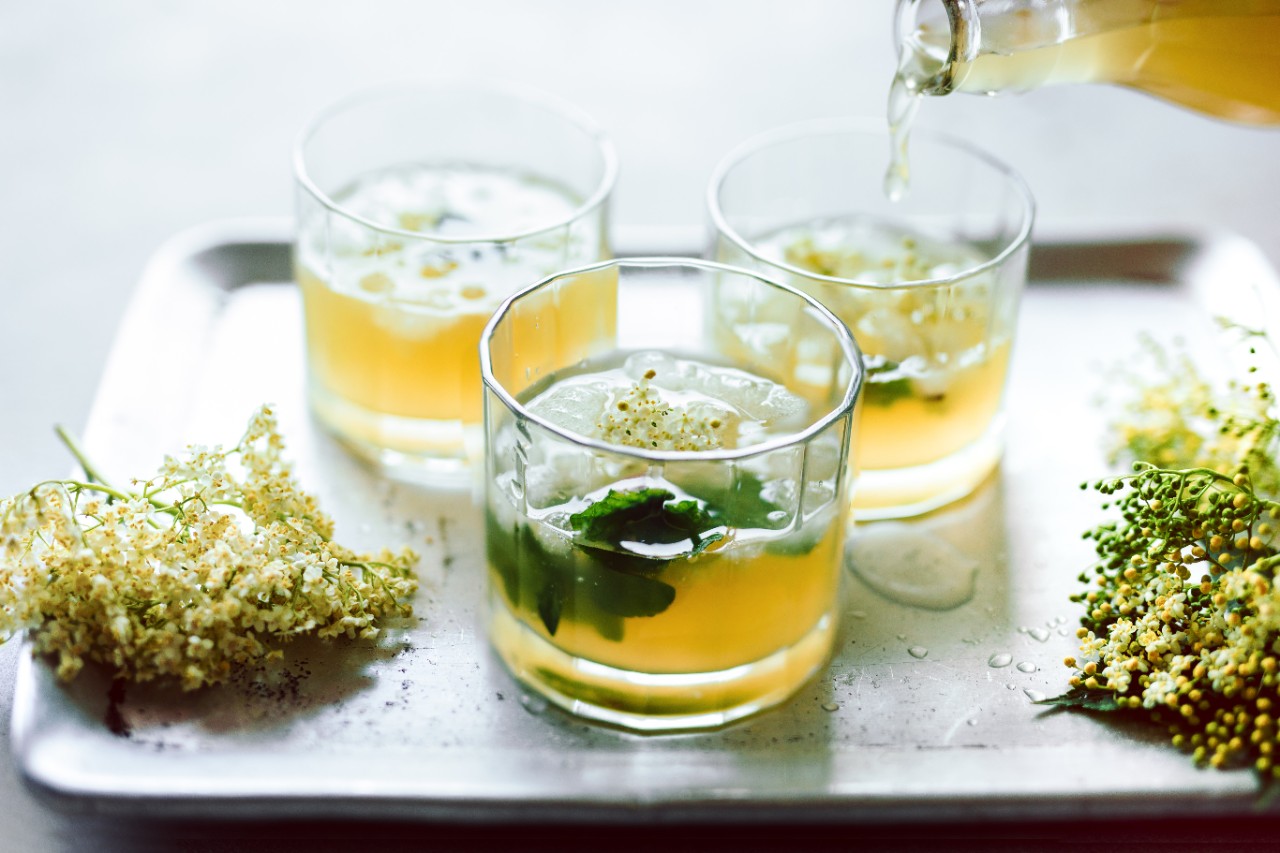 Holunderlikör mit Wodka » Rezept | SPAR Mahlzeit!