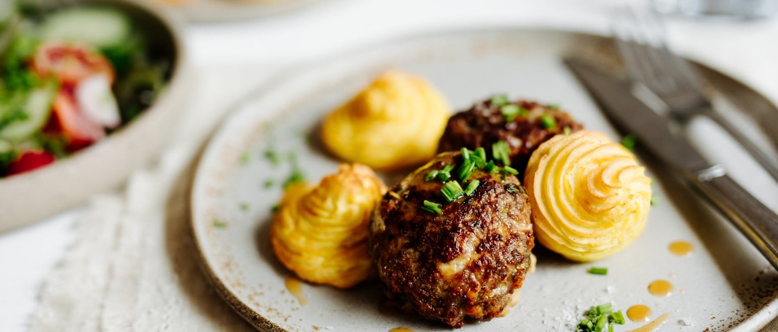 Pommes Duchesse mit Faschierte Laibchen und Salat