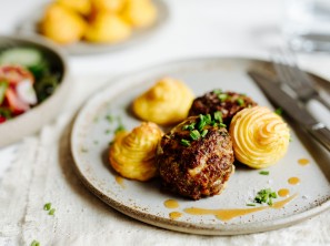 SPAR Mahlzeit Pommes Duchesse mit Faschierte Laibchen und Salat