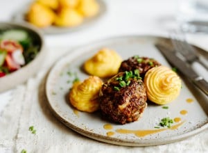 Pommes Duchesse mit Faschierte Laibchen und Salat
