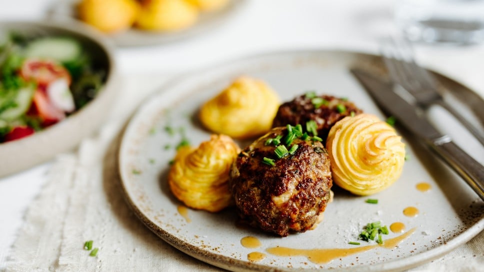 Pommes Duchesse mit Faschierte Laibchen und Salat