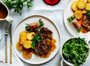 Zwiebelrostbraten mit Bratkartoffeln und Speckbohnen
