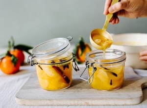 Das Mandarinenkompott wird in Gläschen abgefüllt