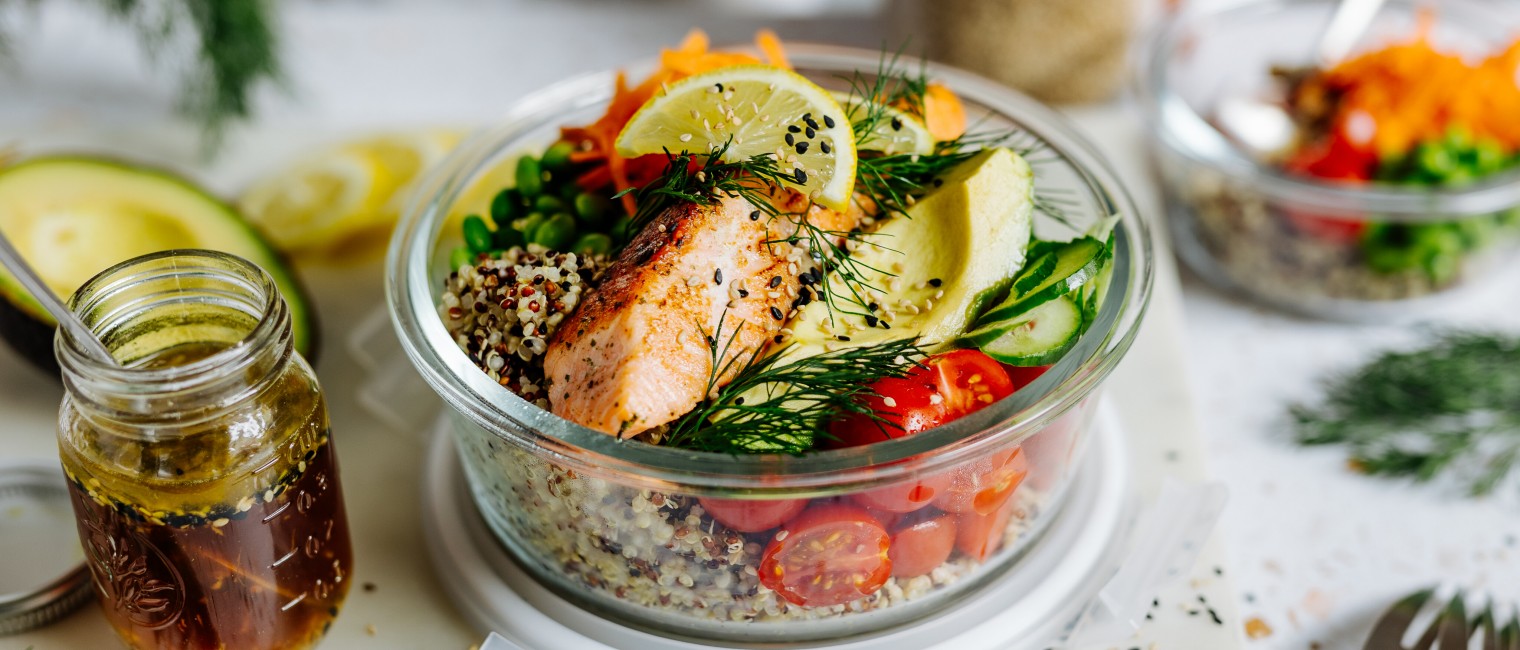 Quinoa Bowl mit Lachs