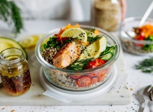 Quinoa Bowl mit Lachs