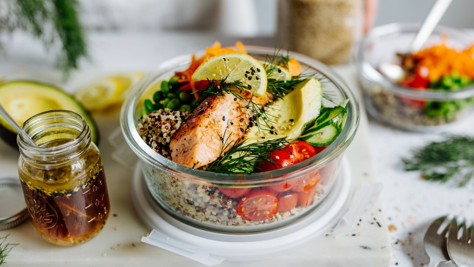 Quinoa Bowl mit Lachs