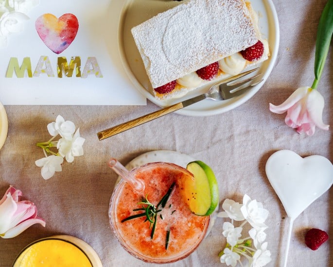 ein gesdeckter Tisch mit herrlichen Muttertag Rezepten