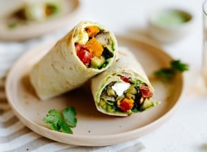 Wraps mit „leftover Ofengemüse“, Feta und Erbsen-Hummus